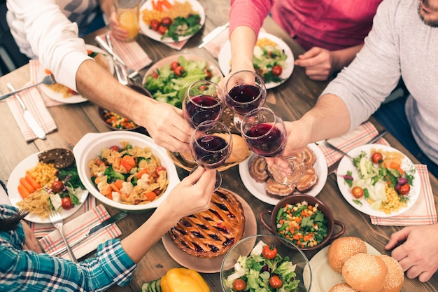 Buena familia cenando sabrosa