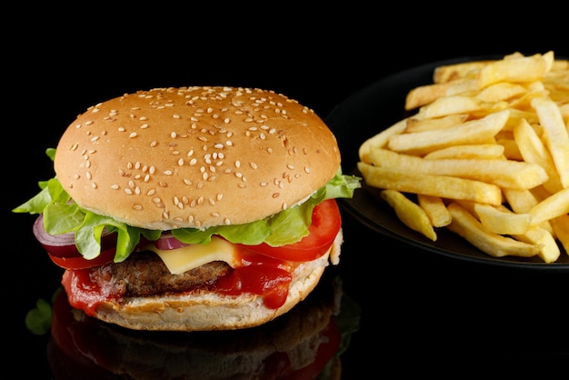 Buena hamburguesa hamburguesa con queso casera primer plano hamburguesa y papas fritas