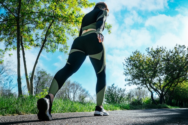 Foto buena mujer deportiva trota al aire libre