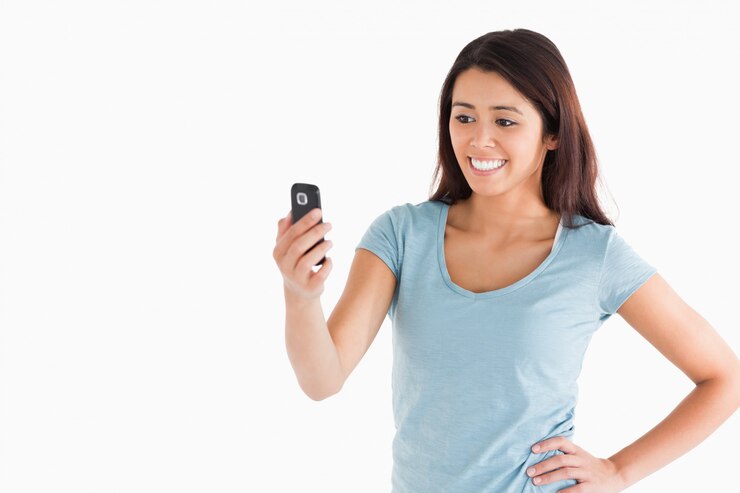 Foto buena mujer mirando su teléfono móvil