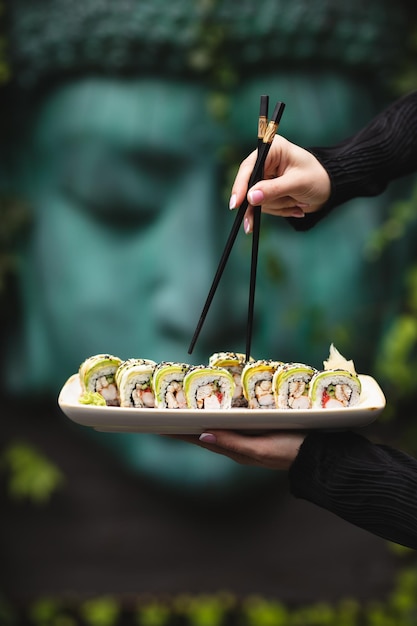 Buena porción de sushi. Comida asiática. fotografía de comida