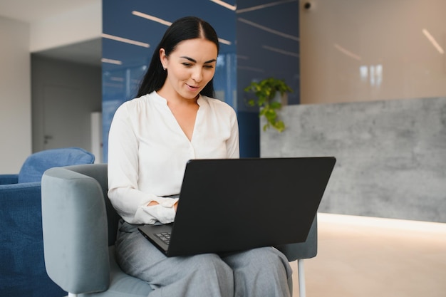 Buenas noticias Gane éxito Foto de loca feliz mujer positiva ganadora buen humor victoria trabajo adentro