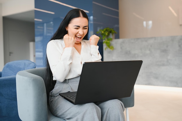 Buenas noticias Gane éxito Foto de loca feliz mujer positiva ganadora buen humor victoria trabajo adentro