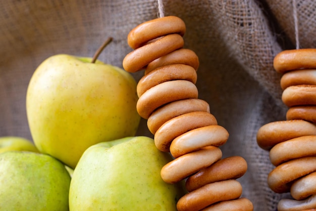 Bündel Bagels und Äpfel auf der Hintergrundleinwand.