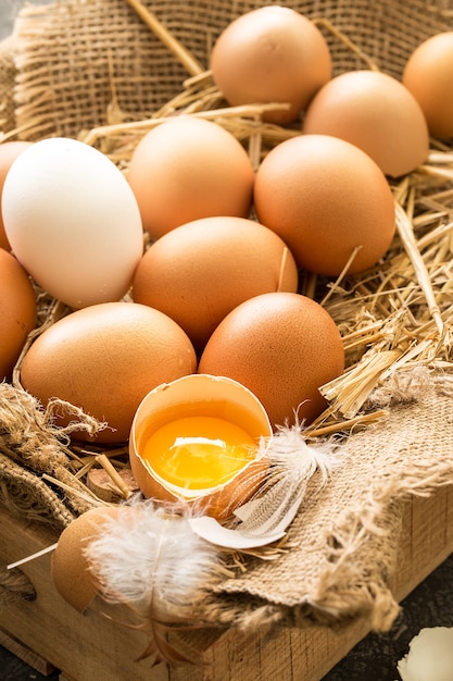 Bündel frische braune Eier in einer hölzernen Kiste