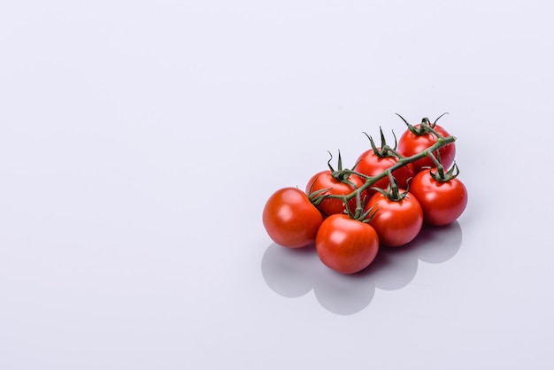 Bündel frische, rote Tomaten mit grünen Stielen isoliert auf weißem Hintergrund. Beschneidungspfad