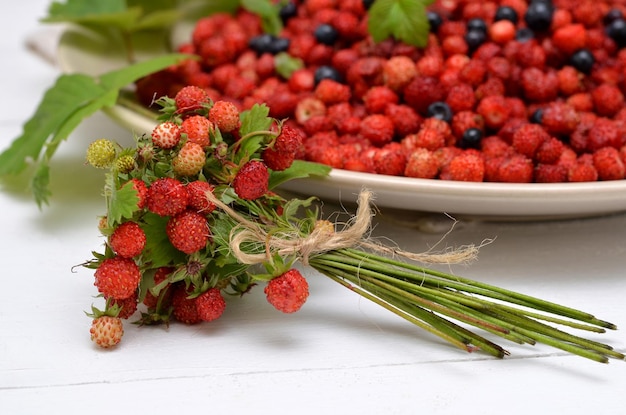 Bündel frische Walderdbeeren auf dem Tisch in der Nähe