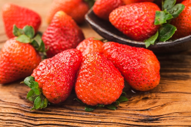 Bündel frischer Erdbeeren auf Holzbretthintergrund