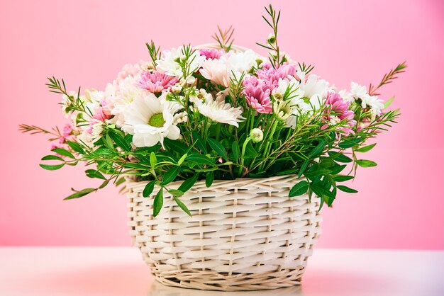 Bündel frischer Sommerblumen auf Rosa