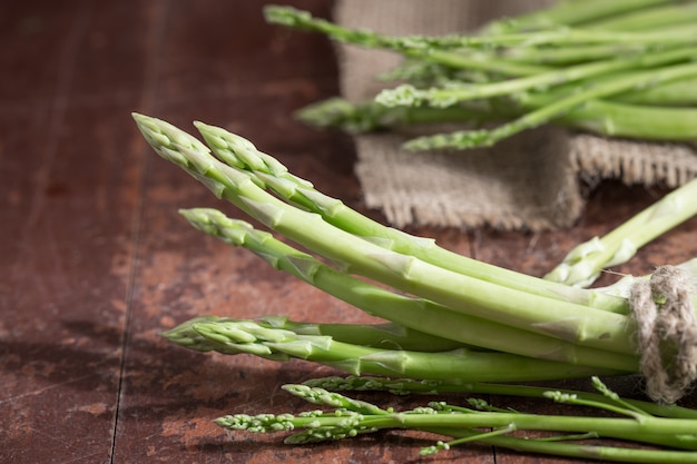 Bündel frischer Spargel auf Holztisch