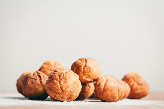 Bündel gebackene Donuts, die auf die Küchentheke legen.