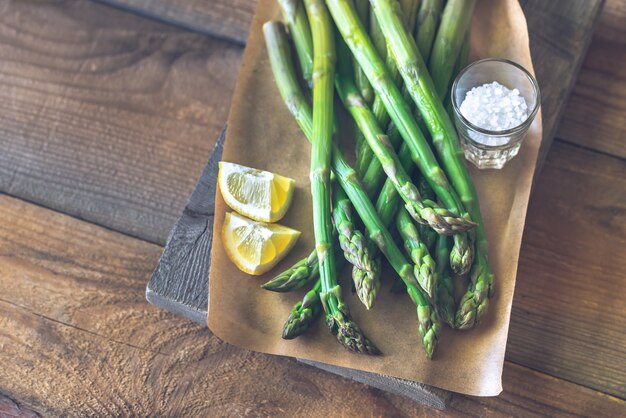 Bündel gekochter Spargel