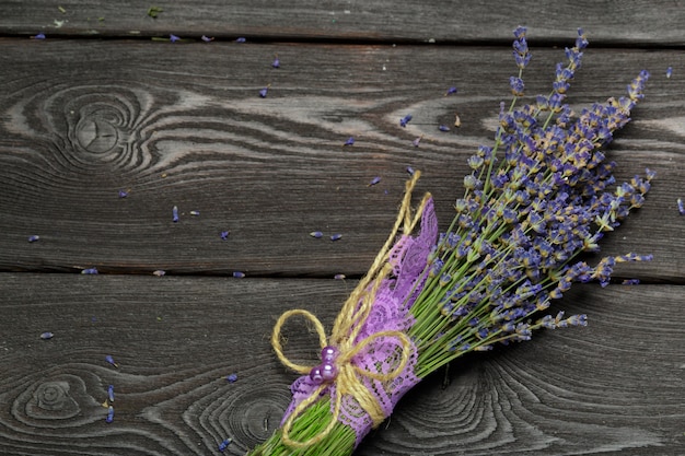 Bündel getrockneter Lavendel auf hölzernem