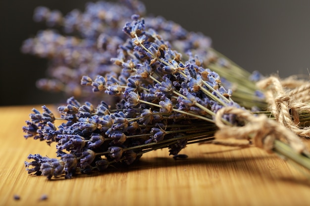 Bündel getrockneter Lavendel auf Holz