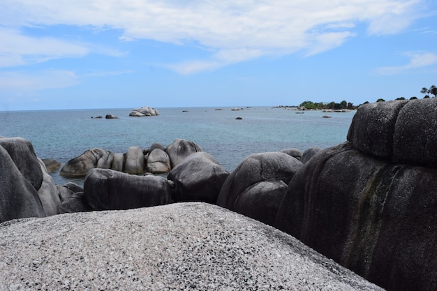 Foto bündel große felsen, die blaues meer und blauen hellen himmel gegenüberstellen