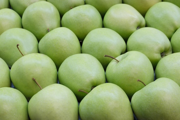 Bündel grüne Äpfel im Supermarkt