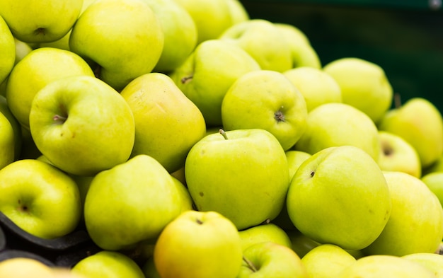 Bündel grüne und rote Äpfel auf Kisten im Supermarkt und Markt and