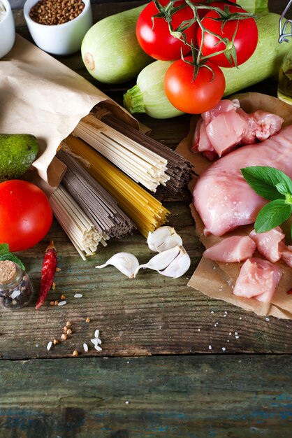 Bündel italienische Spaghetti, Nudeln Soba und Sommel, Hühnerfleisch, Avocado, Zucchini