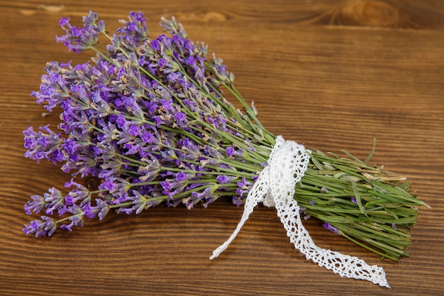 Bündel Lavendelblumen auf einem alten Holztisch