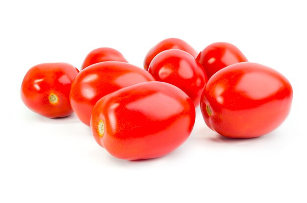 Bündel reifer Tomaten auf Weiß