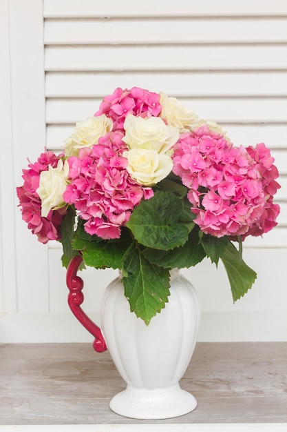 Bündel rosa Hortensienblumen mit weißen Rosen in der Vase