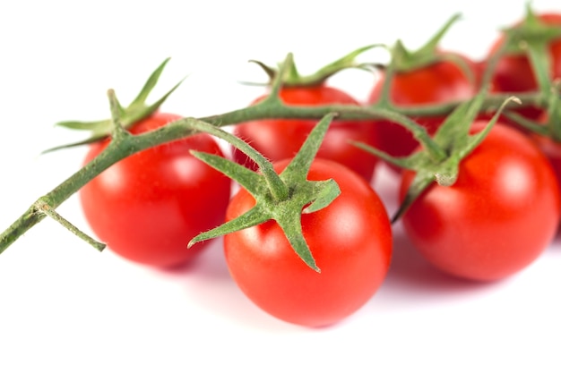 Bündel rote leckere frische Tomaten auf Weiß.