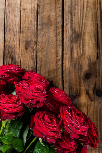 Bündel rote Rosen für St.-Valentinsgruß-Tag