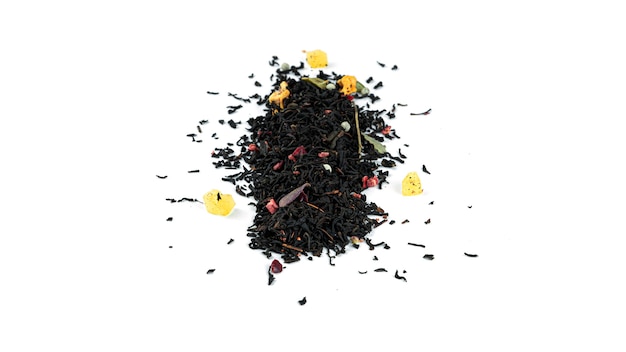 Bündel schwarzer Teeblätter mit Früchten auf weißem Hintergrund