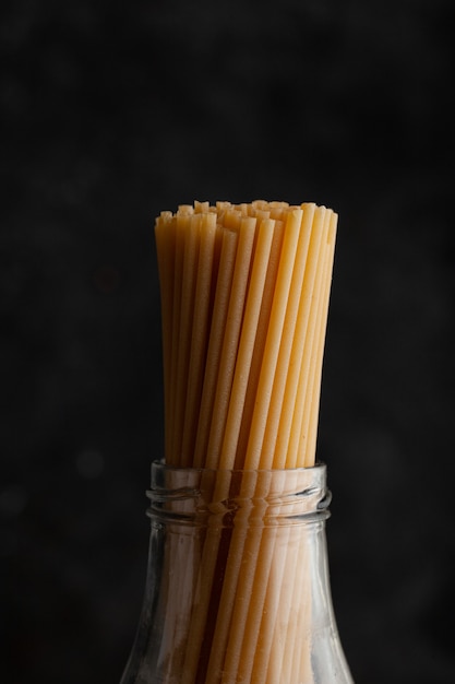 Bündel Spaghetti-Nudeln auf dunklem Betonhintergrund