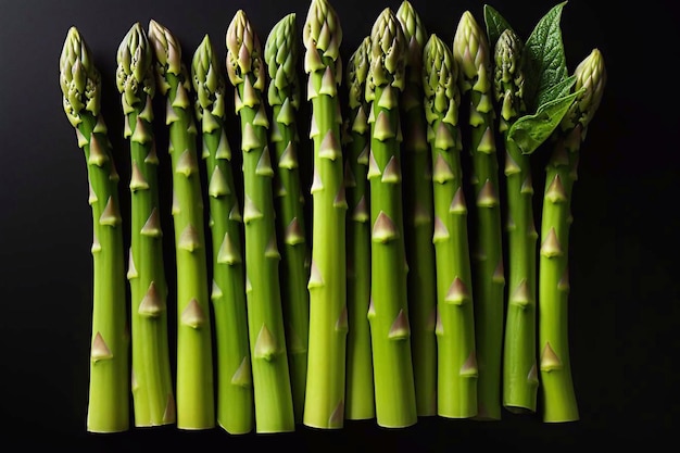 Bündel Spargel auf dunklem Hintergrund