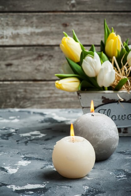 Bündel Tulpen und brennende Kerzen