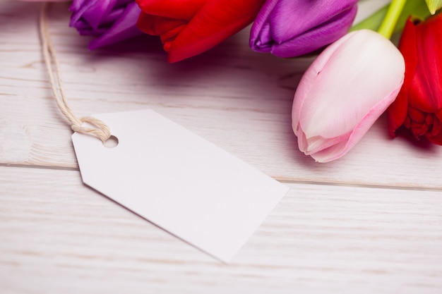 Bündel Tulpen und weiße Karte