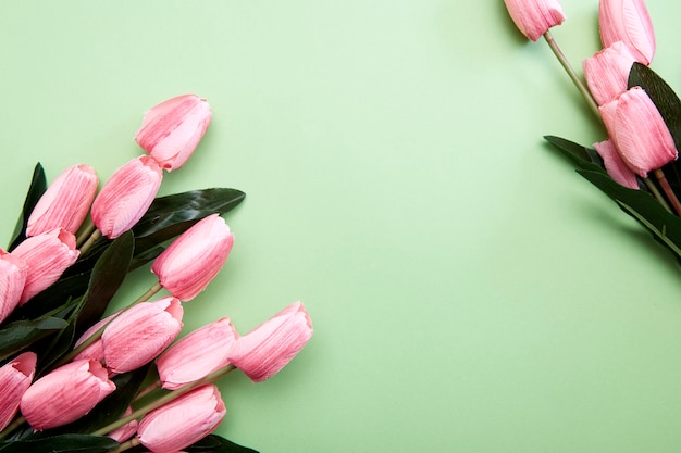 Bündel Tulpenblumen auf Grün