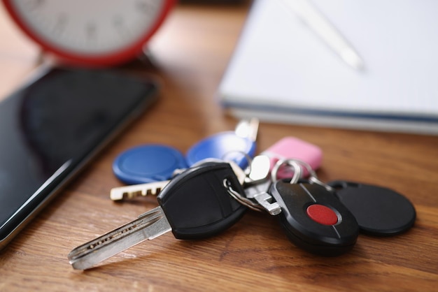 Bündel von Auto-Fernbedienungsschlüsseln und Schlüsseln von zu Hause und Summer