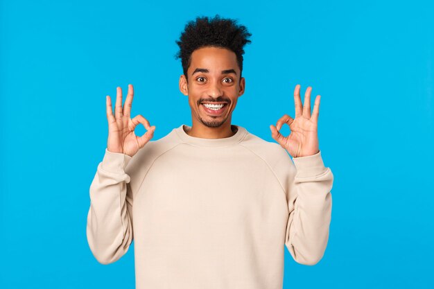 Bueno suena bien. Apuesto emocionado sonriente hombre afroamericano con corte de pelo afro