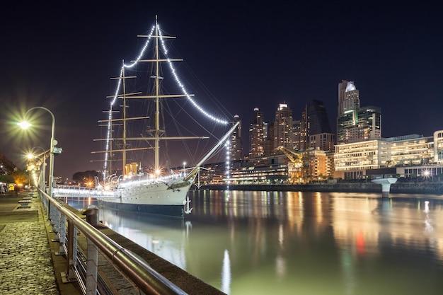 BUENOS AIRES, ARGENTINA - 13 DE ABRIL DE 2016: ARA Presidente Sarmiento es un barco museo en Argentina, construido originalmente como buque escuela para la Armada Argentina