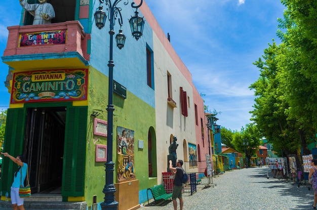 Foto buenos aires argentina 28 de dezembro de 2015 cores brilhantes de caminito o colorido museu de rua no bairro de la boca de buenos aires argentina américa do sul