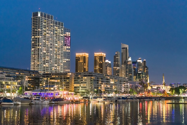 Buenos Aires Argentinien Puerto Madero bei Nacht beleuchtete Wolkenkratzer