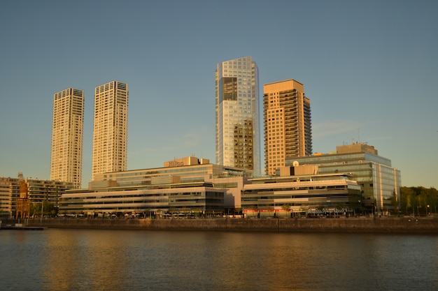 Foto buenos aires vista da fronteira do porto madero no final da tarde