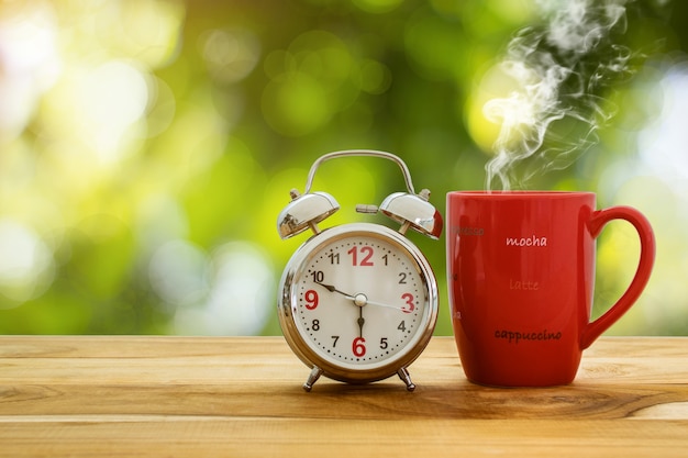 Buenos días café y concepto de alarma.