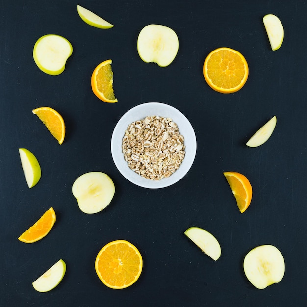 Buenos días con desayuno saludable con composición plana de manzana en rodajas y avena naranja