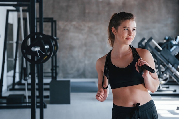 Buenos dias. hermosa mujer rubia en el gimnasio en su tiempo de fin de semana.