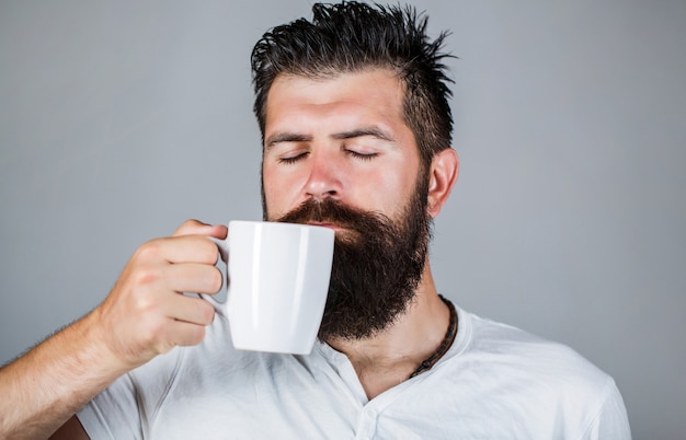 Buenos días, hombre sosteniendo una taza de té.