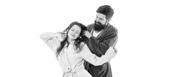 Buenos días El hombre sostiene el cabello de la mujer somnolienta Pareja de familia enamorada Despierta temprano en la mañana