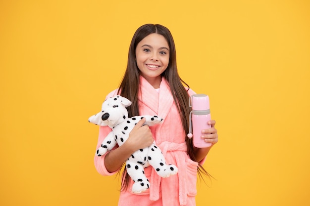 Buenos días, niño, use un traje de dormir suave, juegue con un niño de juguete en ropa de dormir acogedora, belleza de la piel