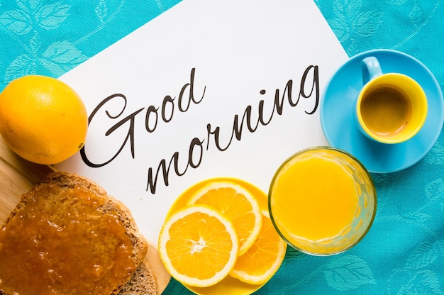 Foto buenos días con pan de jugo de naranja y café con mermelada