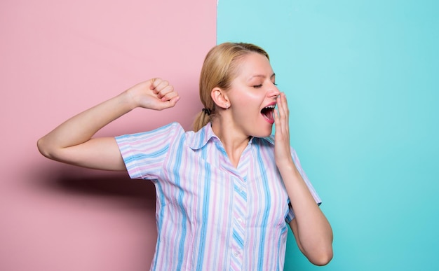 Buenos días temprano necesito un poco de café menos energía chica quiero dormir chica cansada tiempo para relajarse dulces sueños y buenas noches falta de sueño concepto de insomnio domingo perezoso mujer somnolienta bostezando