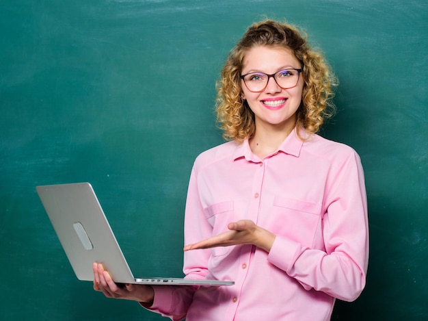 Buenos resultados maestra mujer en pizarra estudiante feliz en gafas con computadora tecnología moderna niña en escuela moderna educación en línea escuela de negocios elearning Educación a través de Internet