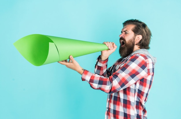 Bürgerrechte. Konzept der Massenmedien. Stimme lauter machen. bärtiger Mann schreit im Megaphon. Mann mit Papierlautsprecher. Redefreiheit. Werbung für alle. Werbung und Informationsausweitung auf Massen.