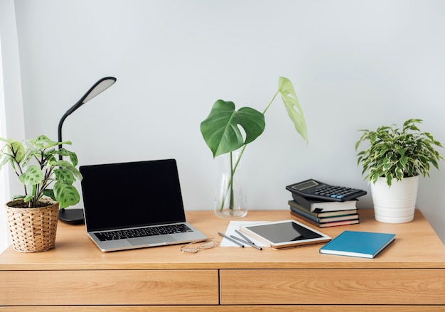 Büro-Arbeitsplatz mit Laptop auf einem Holztisch